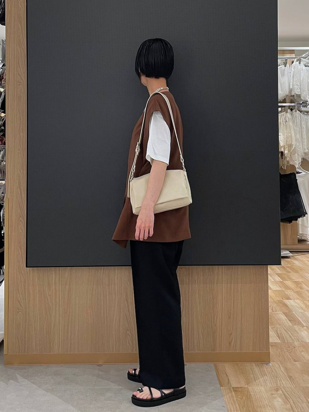ブラック系のその他パンツ、ホワイト系のTシャツ/カットソー、ブラック系のサンダルを着用したレディースの春コーディネートの5枚目の写真