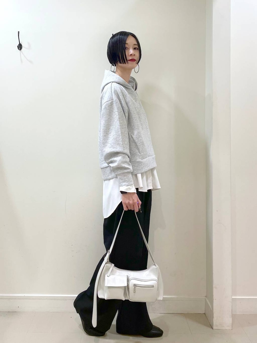 「高見え、若見え、着痩せ・細見え、ママコーデ、普通_GLOBAL WORK、高身長、GLOBAL WORK、トレンチコート、コート、パーカー、スウェット、シャツ、ワイドパンツ、パンツ、パンプス」|「GLOBAL WORKのサイズ拡大/らくっション撥水2WAYローファー/131468(ローファー、ブラック系)」を使った、るんるんさん(レディース・168cm)の春コーディネートの8枚目の写真