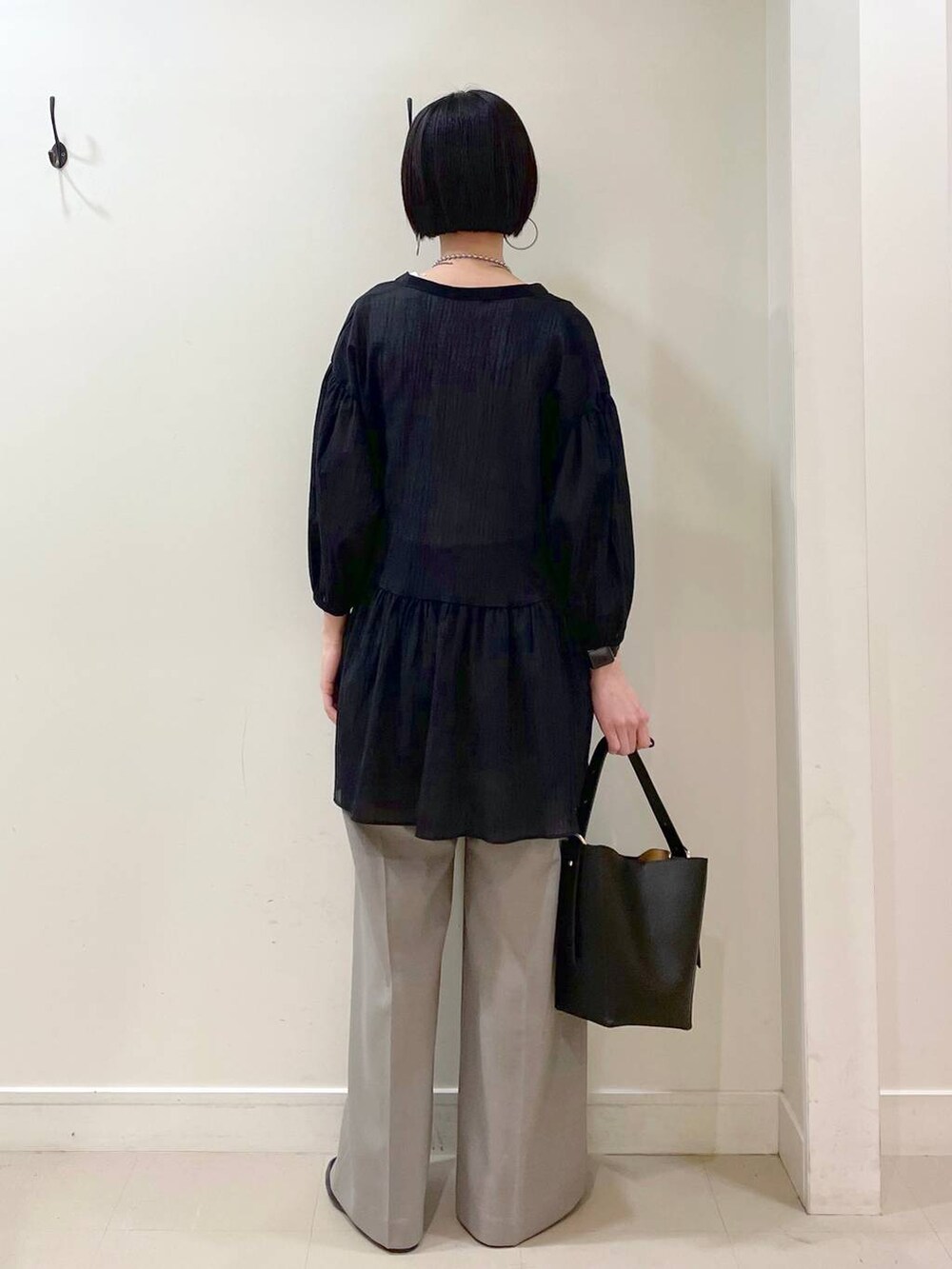 「高見え、若見え、着痩せ・細見え、ママコーデ、普通_GLOBAL WORK、高身長、GLOBAL WORK、ブラウス、タンクトップ、ワイドパンツ、パンツ、楽ちんコーデ、体型カバー、シンプルコーデ、ネックレス」｜「GLOBAL WORKのステンレスボールY字ネックレス/106439（ネックレス、シルバー系）」を使った、るんるんさん（レディース・168cm）の春コーディネートの4枚目の写真