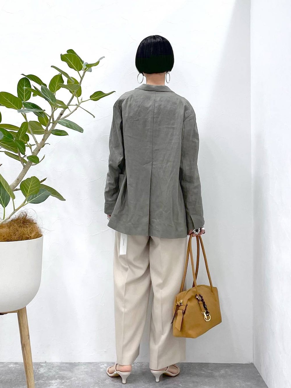 「大人カジュアル、高見え、若見え、着痩せ・細見え、ママコーデ、楽ちんコーデ、普通_GLOBAL WORK、高身長、体型カバー、GLOBAL WORK、シンプルコーデ、STERNBERG、ジャケット、キャミソール、カップ付きインナー」|「STERNBERGの3タックワイドパンツ(スラックス、ベージュ系)」を使った、るんるんさん(レディース・168cm)の夏コーディネートの4枚目の写真