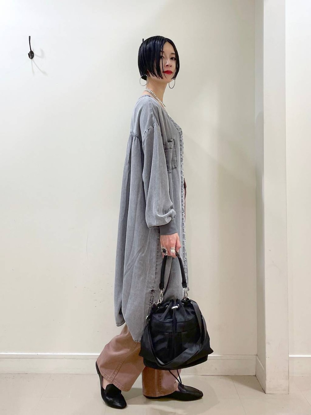 「ママコーデ、高見え、若見え、着痩せ・細見え、楽ちんコーデ、普通_GLOBAL WORK、高身長、体型カバー、GLOBAL WORK、シンプルコーデ、大人カジュアル、ワンピース、タンクトップ、カップ付きインナー、デニムパンツ」｜「GLOBAL WORKのらくっション踏めるバブーシュ/136007（その他シューズ、ブラック系）」を使った、るんるんさん（レディース・168cm）の夏コーディネートの2枚目の写真