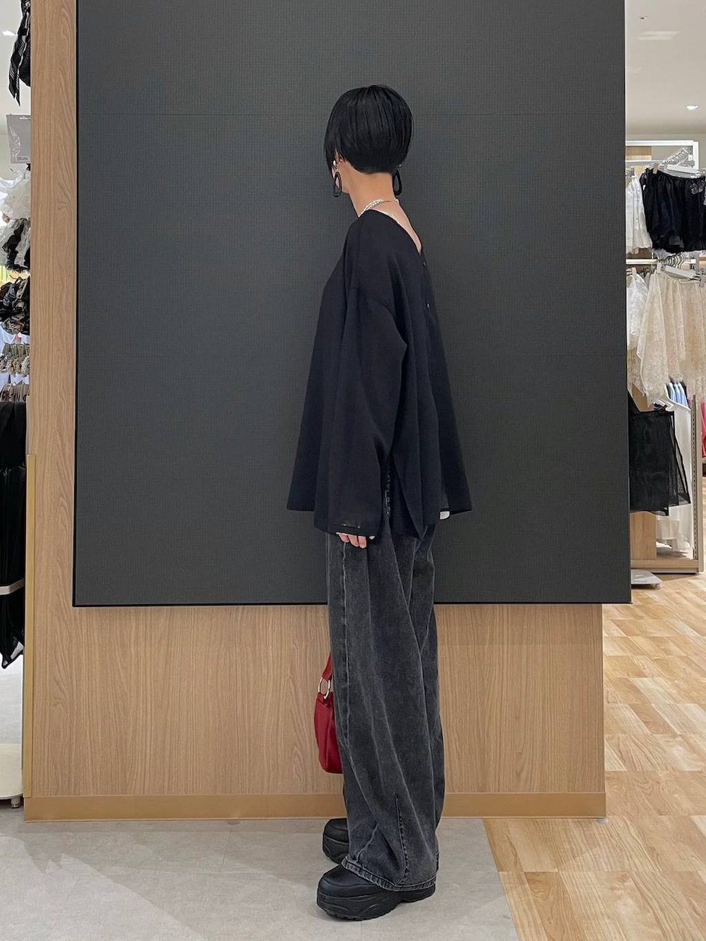 ホワイト系のキャミソール、ブラック系のデニムパンツ、ブラック系のカーディガン/ボレロを着用したレディースの夏コーディネートの5枚目の写真