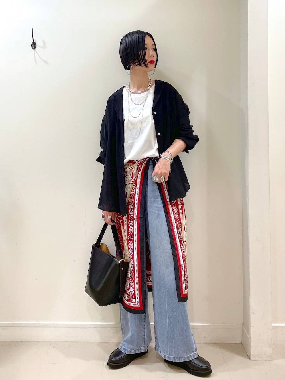 「高見え、若見え、着痩せ・細見え、ママコーデ、楽ちんコーデ、普通_GLOBAL WORK、高身長、体型カバー、GLOBAL WORK、シンプルコーデ、大人カジュアル、ジャケット、シャツ、Tシャツ、デニムパンツ」｜「GLOBAL WORKのエアかる厚底ローファー/136031（ローファー、ブラック系）」を使った、るんるんさん（レディース・168cm）の夏コーディネートの2枚目の写真