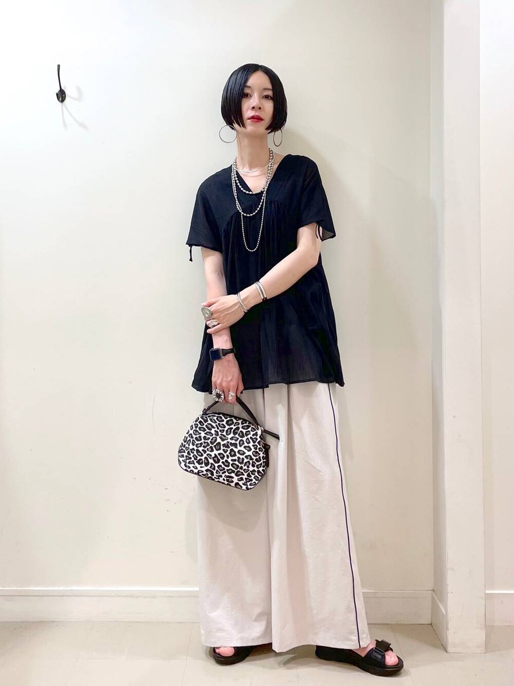 「高見え、若見え、着痩せ・細見え、ママコーデ、楽ちんコーデ、普通_GLOBAL WORK、高身長、体型カバー、GLOBAL WORK、シンプルコーデ、大人カジュアル、ブラウス、ワイドパンツ、パンツ、ネックレス」|「GLOBAL WORKのスペ軽お財布ショルダー/132336(ショルダーバッグ、その他)」を使った、るんるんさん(レディース・168cm)の夏コーディネートの6枚目の写真