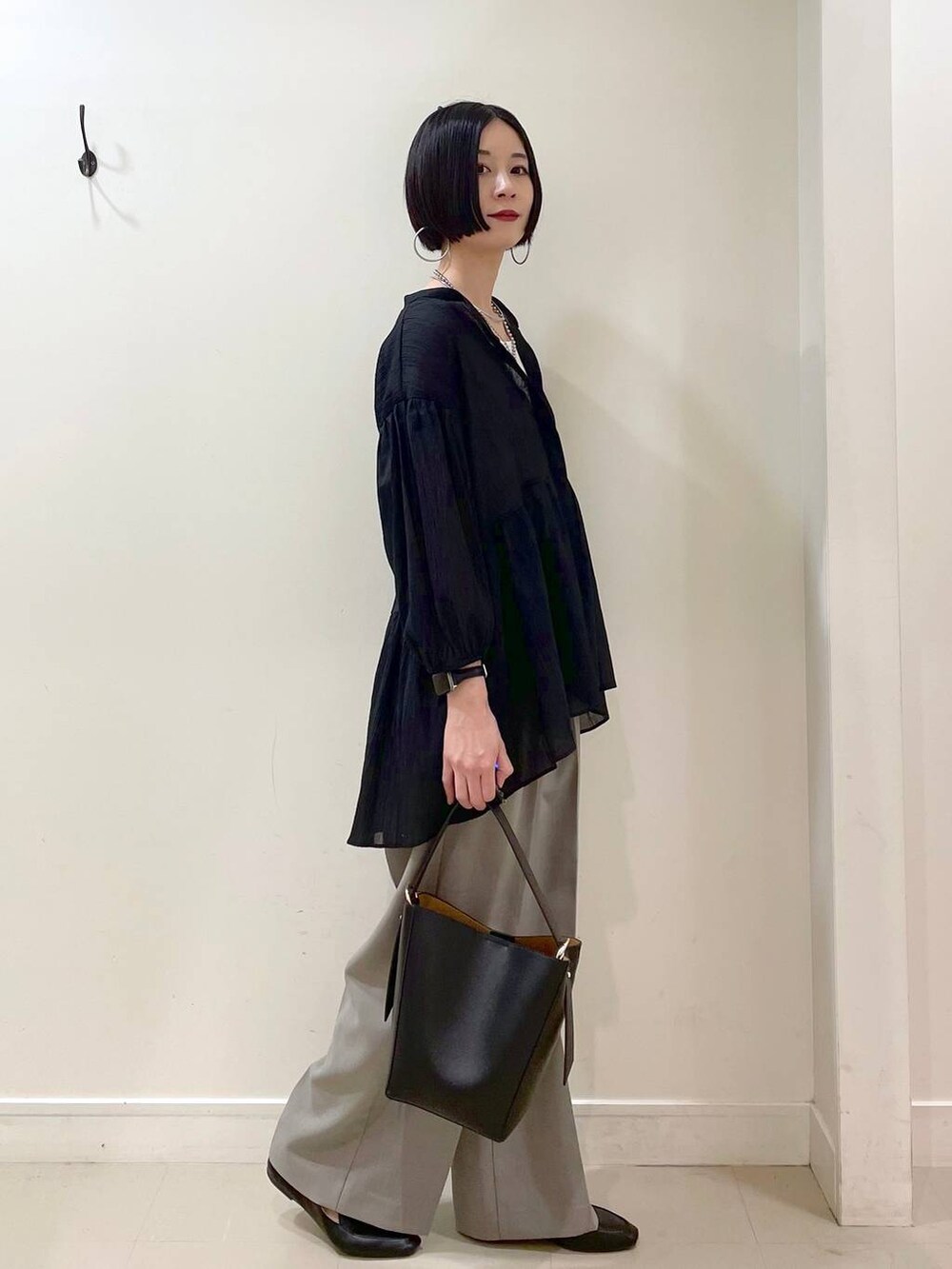 「高見え、若見え、着痩せ・細見え、ママコーデ、普通_GLOBAL WORK、高身長、GLOBAL WORK、ブラウス、タンクトップ、ワイドパンツ、パンツ、楽ちんコーデ、体型カバー、シンプルコーデ、ネックレス」｜「GLOBAL WORKのステンレスボールY字ネックレス/106439（ネックレス、シルバー系）」を使った、るんるんさん（レディース・168cm）の春コーディネートの3枚目の写真