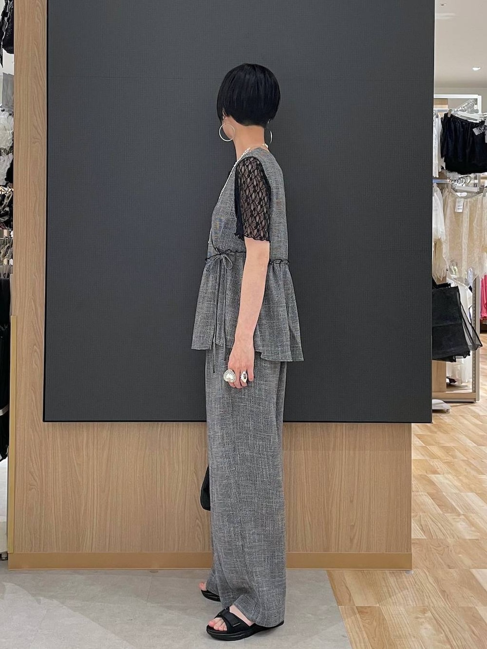 ブラック系のTシャツ/カットソー、ブラック系のサンダル、ブラック系のその他パンツを着用したレディースの夏コーディネートの4枚目の写真