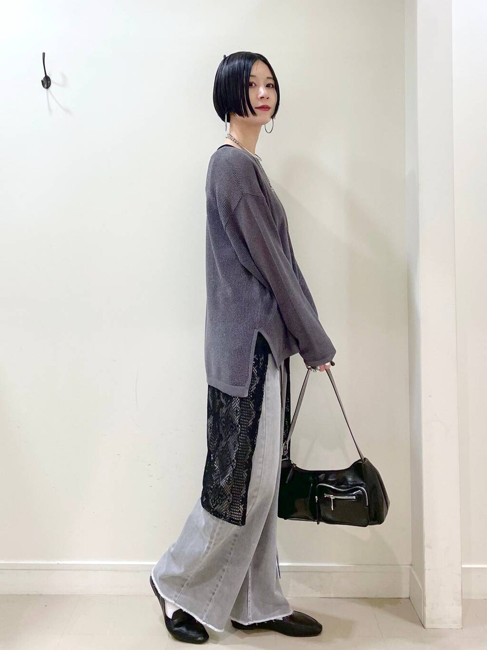 「高見え、若見え、着痩せ・細見え、ママコーデ、楽ちんコーデ、普通_GLOBAL WORK、高身長、体型カバー、GLOBAL WORK、シンプルコーデ、大人カジュアル、デニムパンツ、パンツ、GOOD DENIM_GLOBAL WORK、春コーデ」|「GLOBAL WORKのステンレスボールY字ネックレス/106439(ネックレス、シルバー系)」を使った、るんるんさん(レディース・168cm)の春コーディネートの3枚目の写真