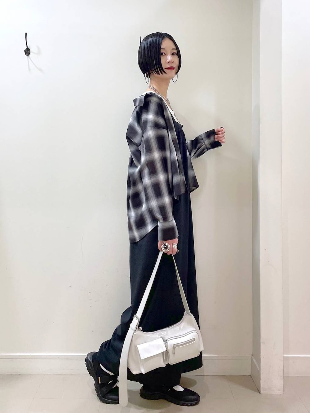 「高見え、若見え、着痩せ・細見え、ママコーデ、楽ちんコーデ、普通_GLOBAL WORK、高身長、体型カバー、GLOBAL WORK、シンプルコーデ、大人カジュアル、シャツ、サロペット、タンクトップ、パンツ」|「GLOBAL WORKのエアかるクッションベルトスニーカー/102313(スニーカー、ブラック系)」を使った、るんるんさん(レディース・168cm)の春コーディネートの3枚目の写真