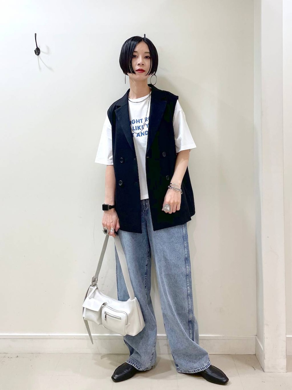 「シンプルコーデ、大人カジュアル、高見え、若見え、着痩せ・細見え、ママコーデ、楽ちんコーデ、普通_GLOBAL WORK、高身長、体型カバー、GLOBAL WORK、ベスト、Tシャツ、デニムパンツ、パンツ」|「GLOBAL WORKのGOODデニムバギーパンツ/118365(デニムパンツ、ブルー系)」を使った、るんるんさん(レディース・168cm)の春コーディネートの6枚目の写真