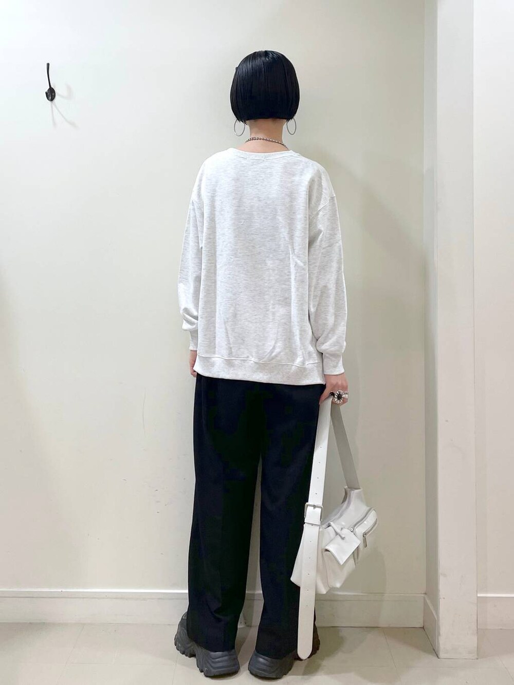「GLOBAL WORK、体型カバー、高見え、若見え、着痩せ・細見え、ママコーデ、楽ちんコーデ、普通_GLOBAL WORK、高身長、シンプルコーデ、大人カジュアル、ブルゾン、スウェット、ワイドパンツ、バッグ」|「GLOBAL WORKのステンレスボールY字ネックレス/106439(ネックレス、シルバー系)」を使った、るんるんさん(レディース・168cm)の春コーディネートの8枚目の写真