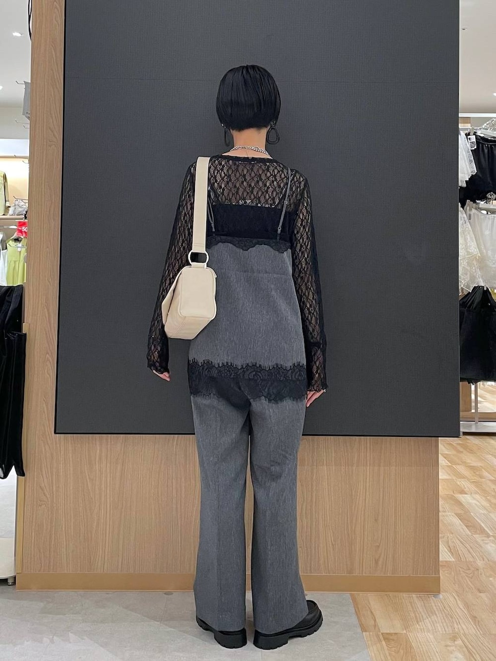 ブラック系のローファー、ブラック系のTシャツ/カットソー、ブラック系のタンクトップを着用したレディースの秋コーディネートの8枚目の写真