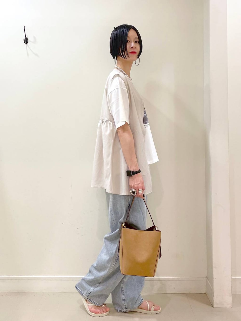 「GLOBAL WORK、シンプルコーデ、高見え、若見え、着痩せ・細見え、ママコーデ、楽ちんコーデ、普通_GLOBAL WORK、高身長、体型カバー、大人カジュアル、Tシャツ、ベスト、デニムパンツ、パンツ」|「GLOBAL WORKのGOODデニムバギーパンツ/118365(デニムパンツ、ブルー系)」を使った、るんるんさん(レディース・168cm)の夏コーディネートの2枚目の写真