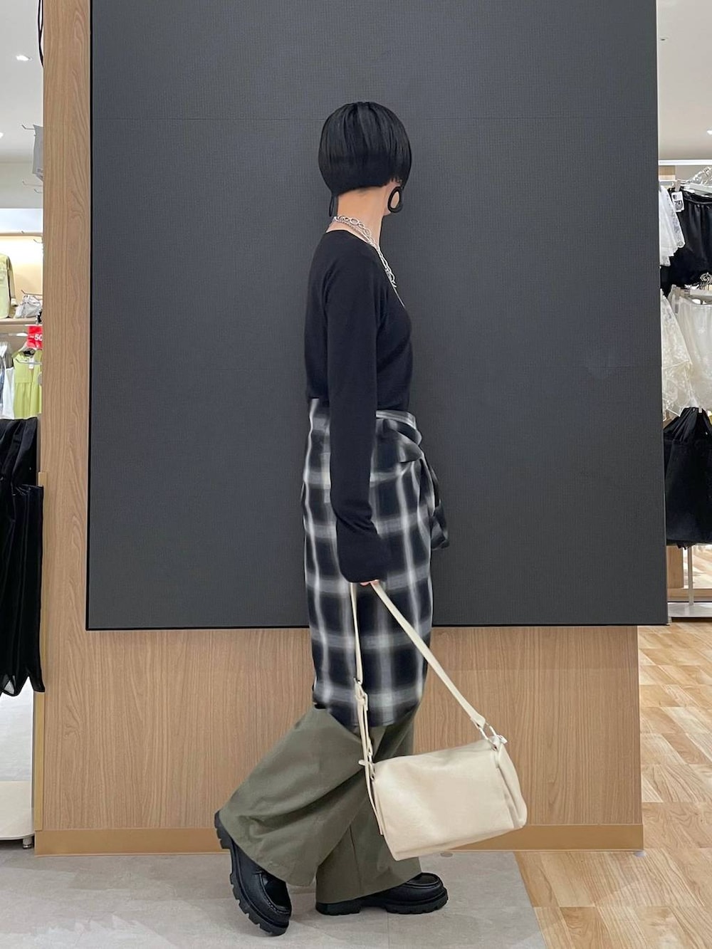 ホワイト系のTシャツ/カットソー、ブラック系のローファー、ブラック系のシャツ/ブラウスを着用したレディースの秋コーディネートの7枚目の写真