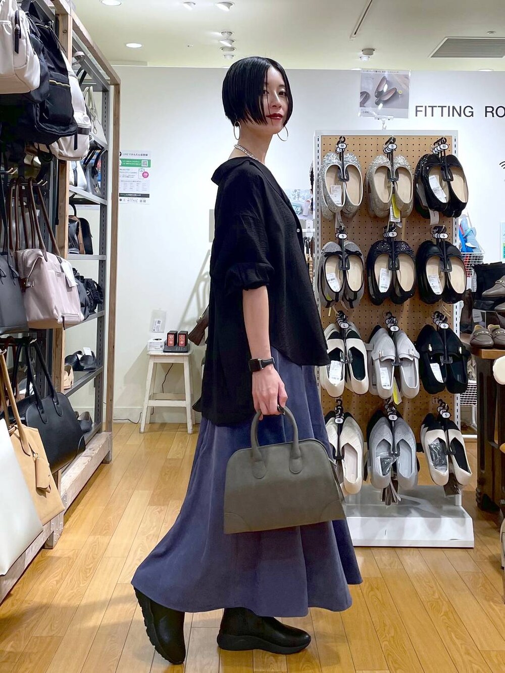 ホワイト系のキャミソール、ブルー系のスカート、ブラック系のシャツ/ブラウスを着用したレディースの秋コーディネートの3枚目の写真