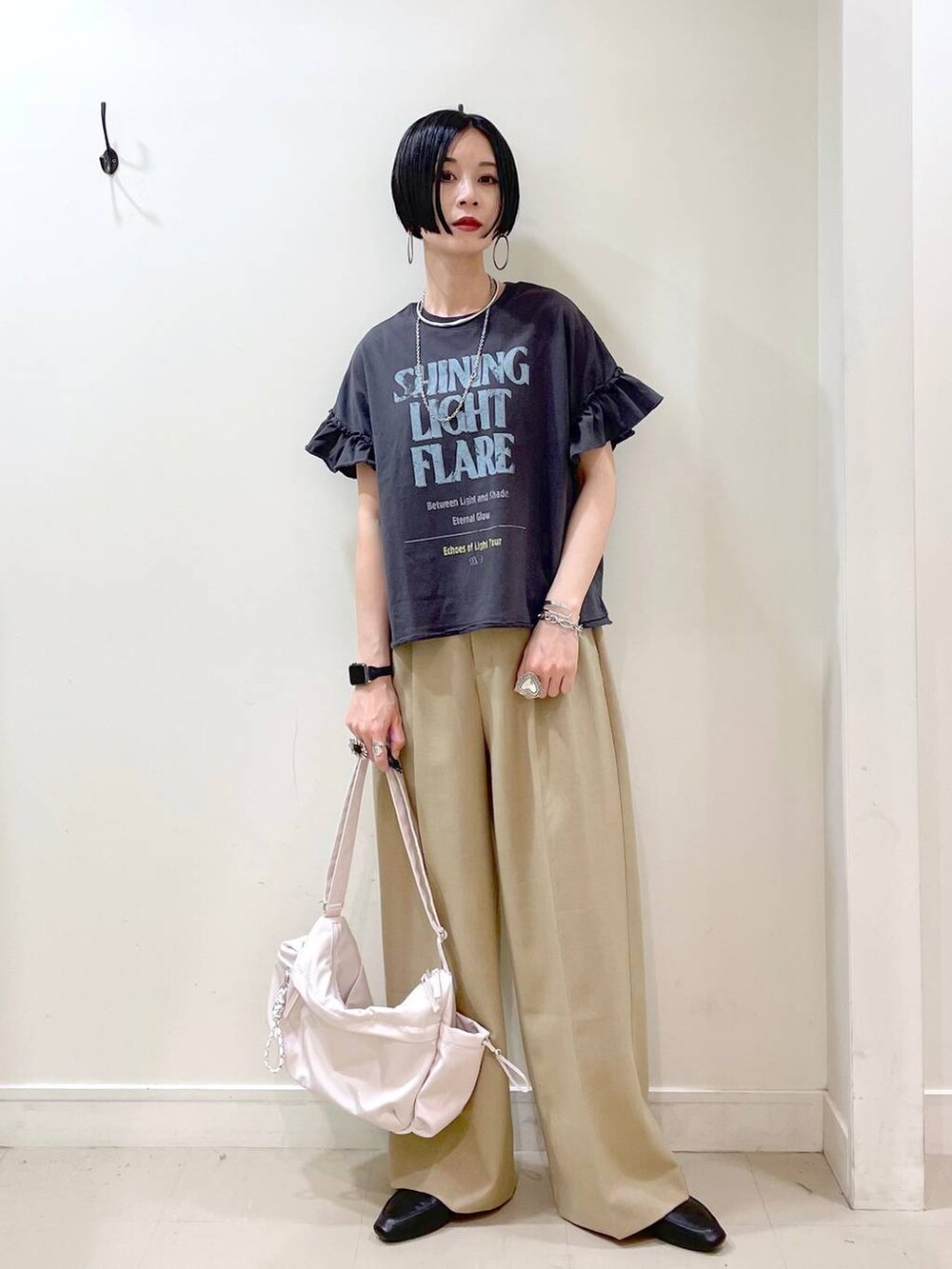 「大人カジュアル、高見え、若見え、着痩せ・細見え、ママコーデ、楽ちんコーデ、普通_GLOBAL WORK、高身長、体型カバー、GLOBAL WORK、シンプルコーデ、Tシャツ、ワイドパンツ、パンツ、春コーデ」｜「GLOBAL WORKのらくっション踏めるバブーシュ/136007（その他シューズ、ブラック系）」を使った、るんるんさん（レディース・168cm）の春コーディネートの6枚目の写真
