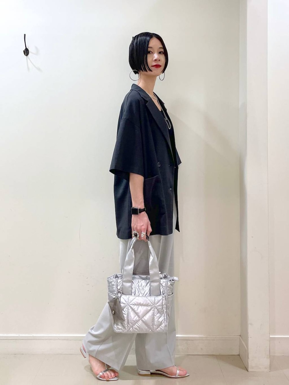 「高見え、若見え、着痩せ・細見え、ママコーデ、楽ちんコーデ、普通_GLOBAL WORK、高身長、体型カバー、GLOBAL WORK、シンプルコーデ、大人カジュアル、ジャケット、ジャケットスタイル、キャミソール、ワイドパンツ」|「GLOBAL WORKの推しごとキルティング2WAYトート/286286(トートバッグ、シルバー系)」を使った、るんるんさん(レディース・168cm)の春コーディネートの3枚目の写真