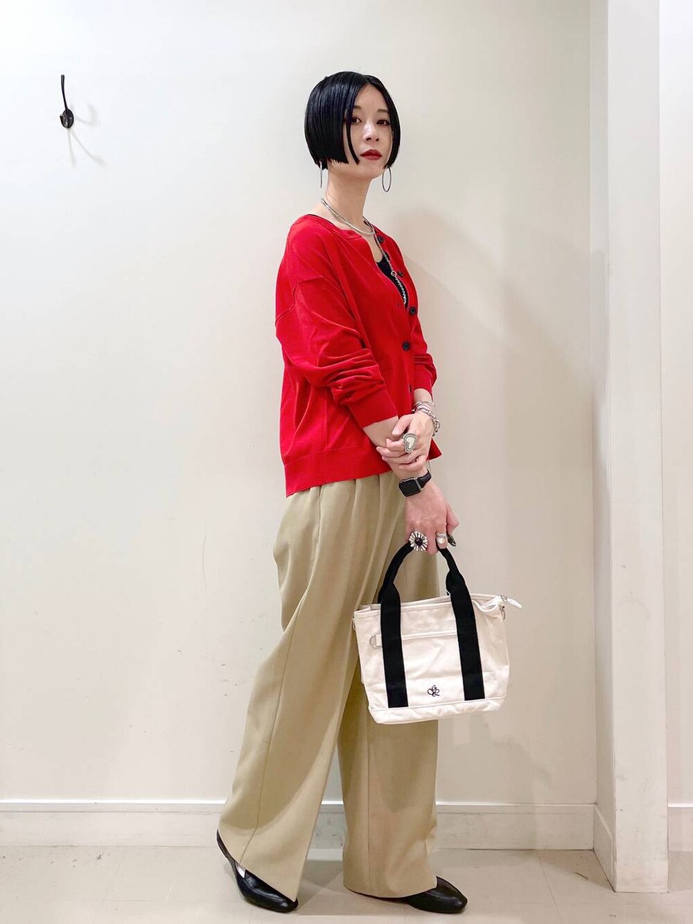 「高見え、若見え、着痩せ・細見え、ママコーデ、楽ちんコーデ、普通_GLOBAL WORK、高身長、体型カバー、GLOBAL WORK、シンプルコーデ、大人カジュアル、カーディガン、タンクトップ、ワイドパンツ、パンツ」｜「GLOBAL WORKのらくっション踏めるバブーシュ/136007（その他シューズ、ブラック系）」を使った、るんるんさん（レディース・168cm）の春コーディネートの3枚目の写真