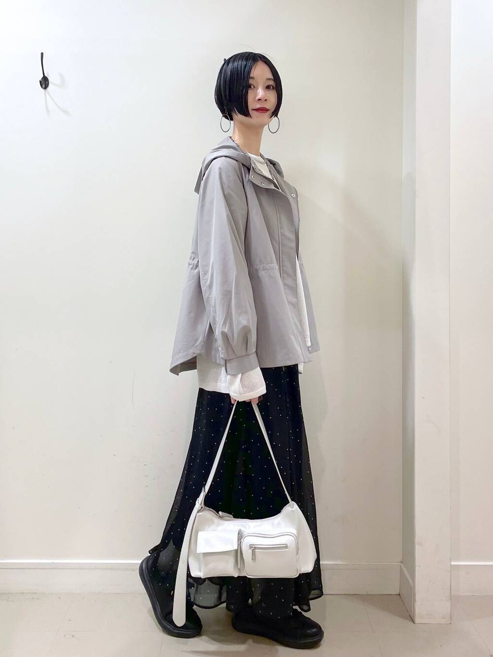「高見え、若見え、着痩せ・細見え、ママコーデ、楽ちんコーデ、普通_GLOBAL WORK、高身長、体型カバー、GLOBAL WORK、シンプルコーデ、マウンテンパーカー、ニット、タンクトップ、スカート、ロングスカート」|「GLOBAL WORKのエアかるコートスニーカー/135742(スニーカー、ブラック系)」を使った、るんるんさん(レディース・168cm)の春コーディネートの3枚目の写真