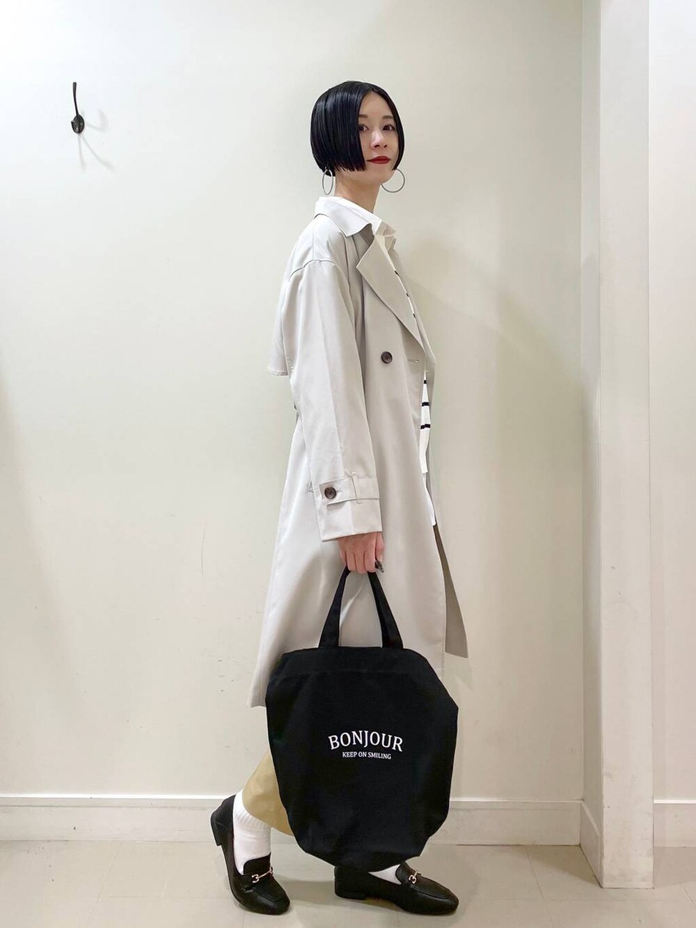 「高見え、若見え、着痩せ・細見え、ママコーデ、普通_GLOBAL WORK、高身長、GLOBAL WORK、トレンチコート、コート、ニット、テーパードパンツ、パンツ、楽ちんコーデ、体型カバー、ネックレス」|「GLOBAL WORKのサイズ拡大/らくっション撥水2WAYローファー/131468(ローファー、ブラック系)」を使った、るんるんさん(レディース・168cm)の春コーディネートの3枚目の写真