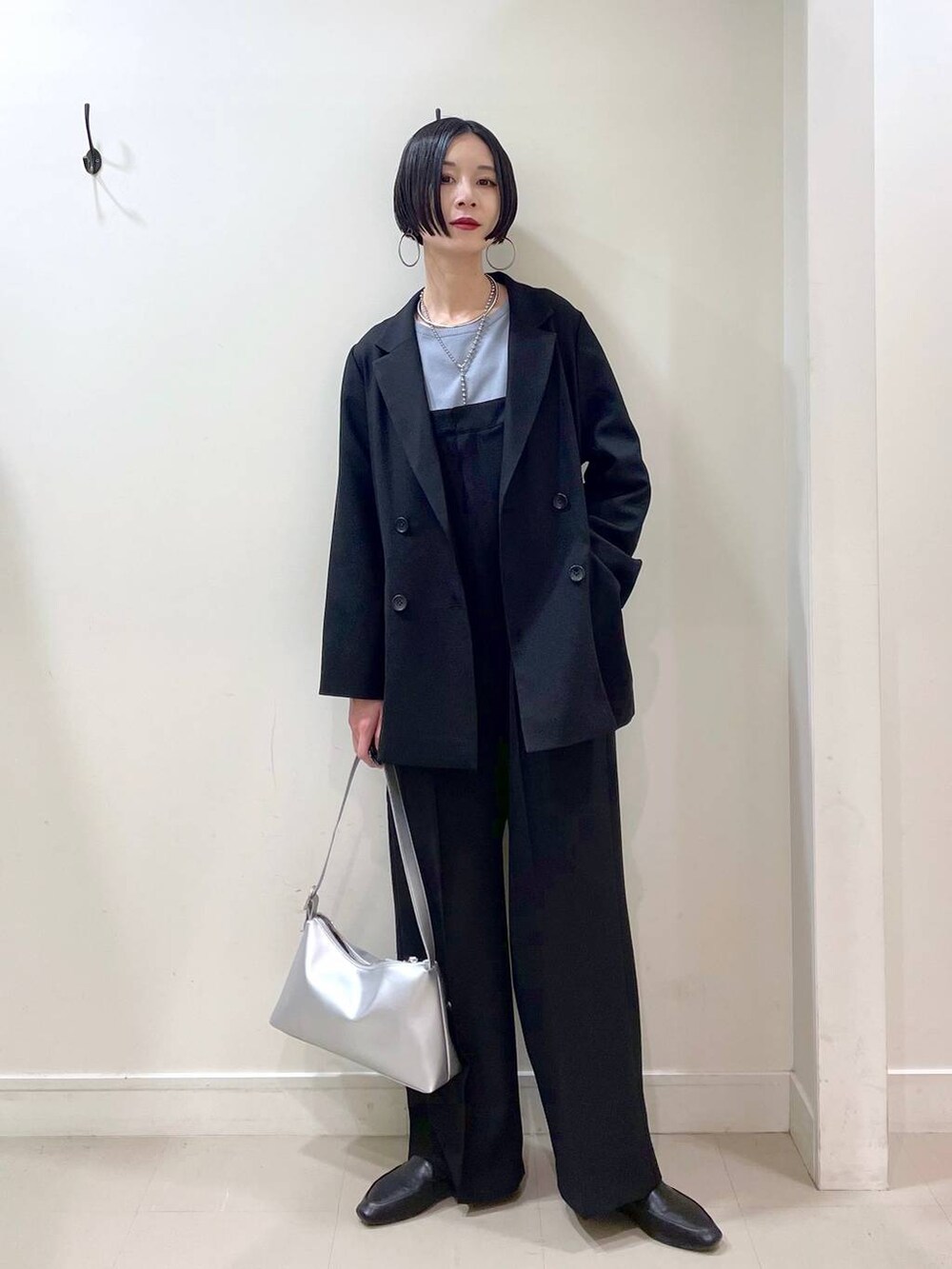 「着痩せ・細見え、ママコーデ、楽ちんコーデ、普通_GLOBAL WORK、高身長、体型カバー、GLOBAL WORK、シンプルコーデ、ジャケット、ジャケットスタイル、ニット、サロペット、ワイドパンツ、パンツ、春コーデ」|「GLOBAL WORKのステンレスボールY字ネックレス/106439(ネックレス、シルバー系)」を使った、るんるんさん(レディース・168cm)の春コーディネートの2枚目の写真