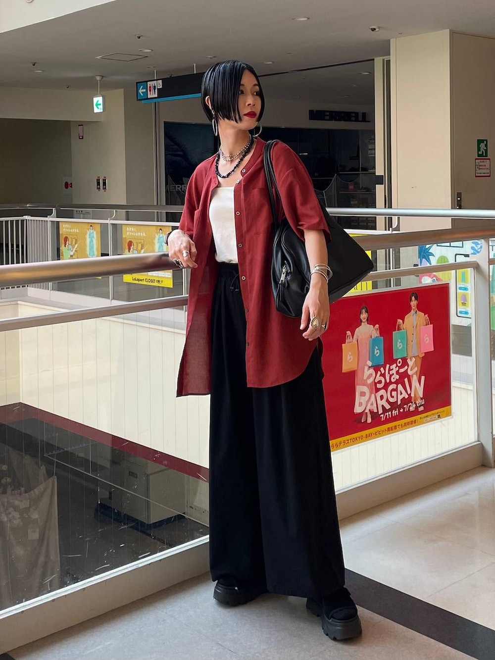 「普通_GLOBAL WORK、高身長、体型カバー、GLOBAL WORK、シンプルコーデ、シャツ、カップ付きインナー、ワイドパンツ、高見え、若見え、着痩せ・細見え、ママコーデ、楽ちんコーデ、大人カジュアル、パンツ」|「GLOBAL WORKのアップルウォッチ/合皮バンド/160631(デジタル腕時計、ブラック系)」を使った、るんるんさん(レディース・168cm)の夏コーディネートの2枚目の写真