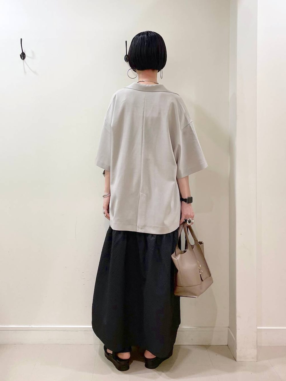 「高見え、若見え、着痩せ・細見え、ママコーデ、楽ちんコーデ、普通_GLOBAL WORK、高身長、体型カバー、GLOBAL WORK、シンプルコーデ、大人カジュアル、ジャケット、ワンピース、キャミソール、カップ付きインナー」|「GLOBAL WORKのアップルウォッチ/合皮バンド/160631(デジタル腕時計、ブラック系)」を使った、るんるんさん(レディース・168cm)の夏コーディネートの3枚目の写真