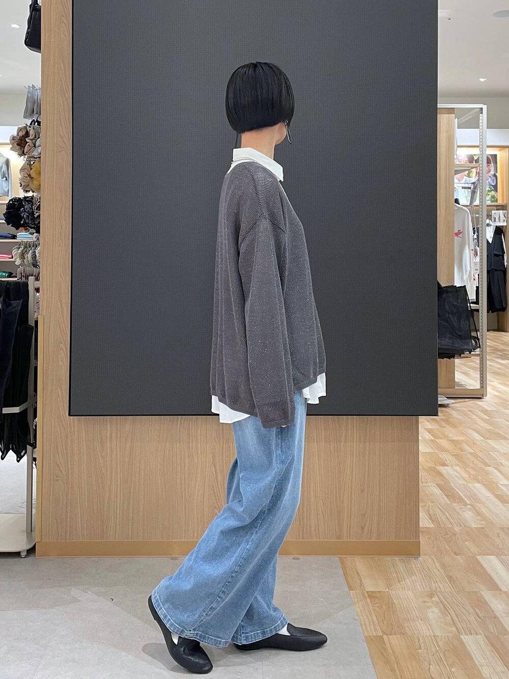 ブラック系のその他シューズ、ホワイト系のショルダーバッグ、ブルー系のデニムパンツを着用したレディースの春コーディネートの8枚目の写真