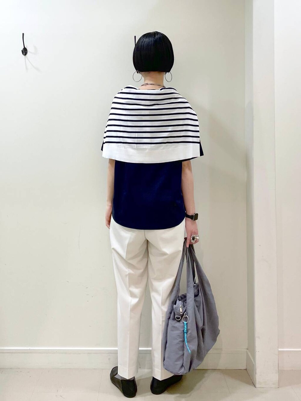 「高見え、若見え、着痩せ・細見え、ママコーデ、楽ちんコーデ、普通_GLOBAL WORK、高身長、体型カバー、GLOBAL WORK、シンプルコーデ、Tシャツ、テーパードパンツ、パンツ、カーディガン、ショルダーバッグ」|「GLOBAL WORKのウツクシルエットテーパードパンツ/133595(その他パンツ、ホワイト系)」を使った、るんるんさん(レディース・168cm)の春コーディネートの5枚目の写真