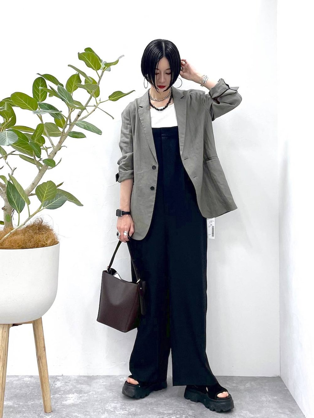 「高見え、若見え、着痩せ・細見え、ママコーデ、楽ちんコーデ、普通_GLOBAL WORK、高身長、体型カバー、GLOBAL WORK、シンプルコーデ、大人カジュアル、ジャケット、タンクトップ、サロペット、ワイドパンツ」｜「GLOBAL WORKのステンレスボールY字ネックレス/106439（ネックレス、シルバー系）」を使った、るんるんさん（レディース・168cm）の夏コーディネートの2枚目の写真
