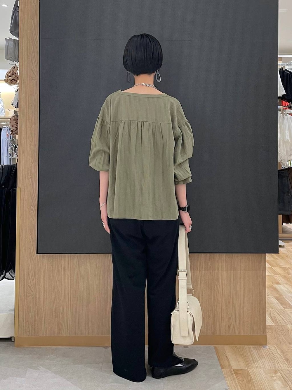 グリーン系のシャツ/ブラウス、ブラック系のその他シューズ、ホワイト系のキャミソールを着用したレディースの夏コーディネートの3枚目の写真