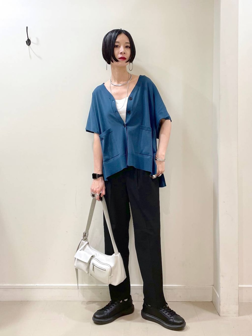 「カーディガン、キャミソール、カップ付きインナー、テーパードパンツ、パンツ、ネックレス、スニーカー、ショルダーバッグ、春コーデ、高見え、若見え、着痩せ・細見え、ママコーデ、楽ちんコーデ、普通_GLOBAL WORK」｜「GLOBAL WORKのエアかるコートスニーカー/135742（スニーカー、ブラック系）」を使った、るんるんさん（レディース・168cm）の春コーディネートの2枚目の写真