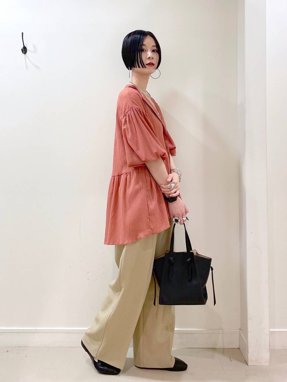 「大人カジュアル、高見え、若見え、着痩せ・細見え、ママコーデ、楽ちんコーデ、普通_GLOBAL WORK、高身長、体型カバー、GLOBAL WORK、シンプルコーデ、ブラウス、パンツ、ワイドパンツ、春コーデ」｜「GLOBAL WORKのらくっション踏めるバブーシュ/136007（その他シューズ、ブラック系）」を使った、るんるんさん（レディース・168cm）の春コーディネートの3枚目の写真