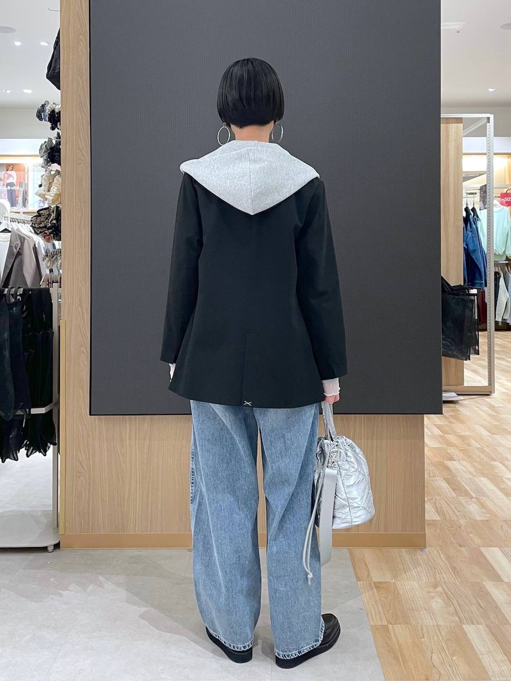 ブラック系のローファー、シルバー系のハンドバッグ、ホワイト系のTシャツ/カットソーを着用したレディースの冬コーディネートの3枚目の写真