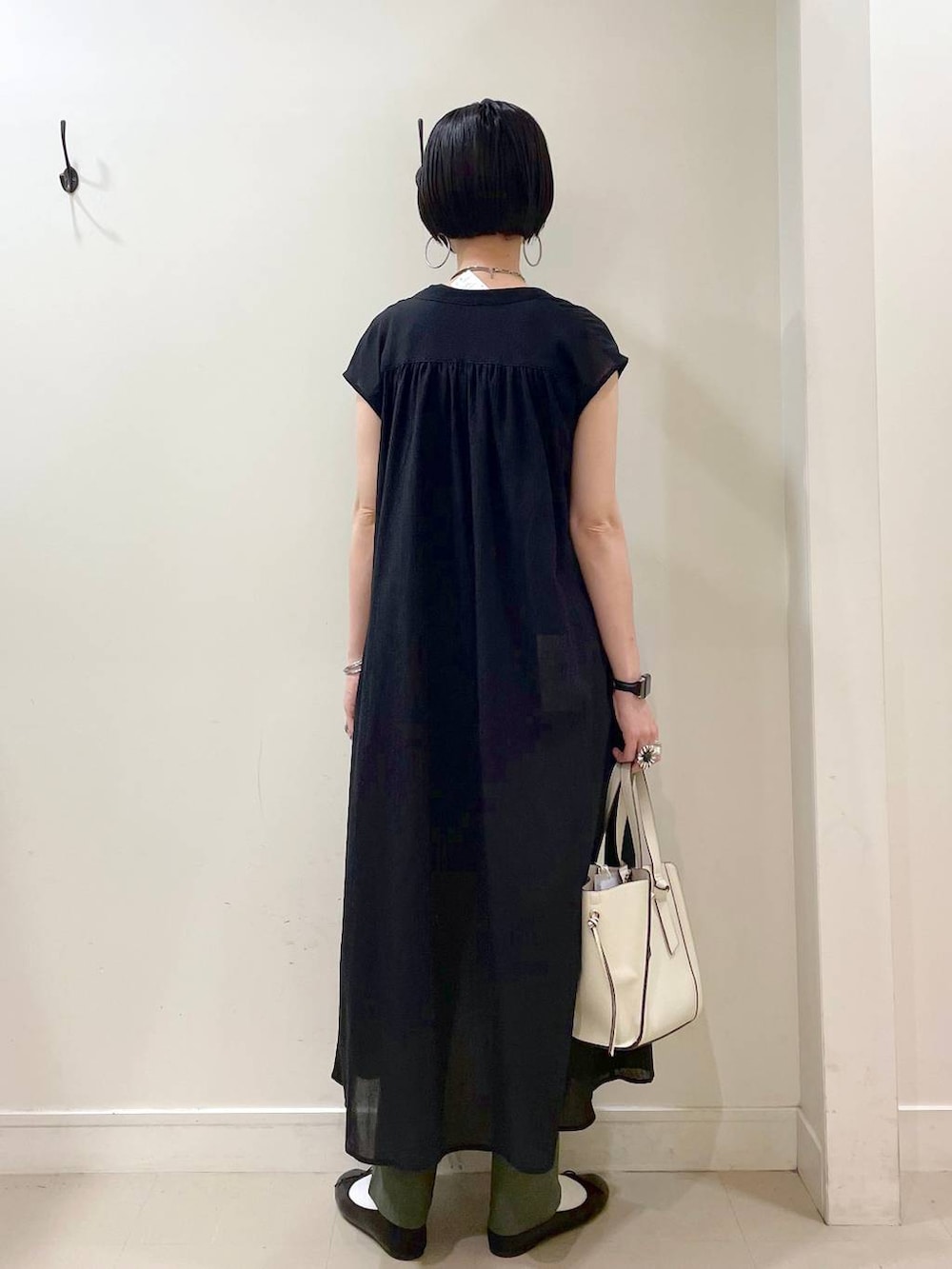 「高見え、若見え、着痩せ・細見え、ママコーデ、楽ちんコーデ、普通_GLOBAL WORK、高身長、体型カバー、GLOBAL WORK、シンプルコーデ、大人カジュアル、ワンピース、タンクトップ、テーパードパンツ、パンツ」|「GLOBAL WORKのらくっション撥水バレエ/135873(バレエシューズ、ブラック系)」を使った、るんるんさん(レディース・168cm)の夏コーディネートの4枚目の写真