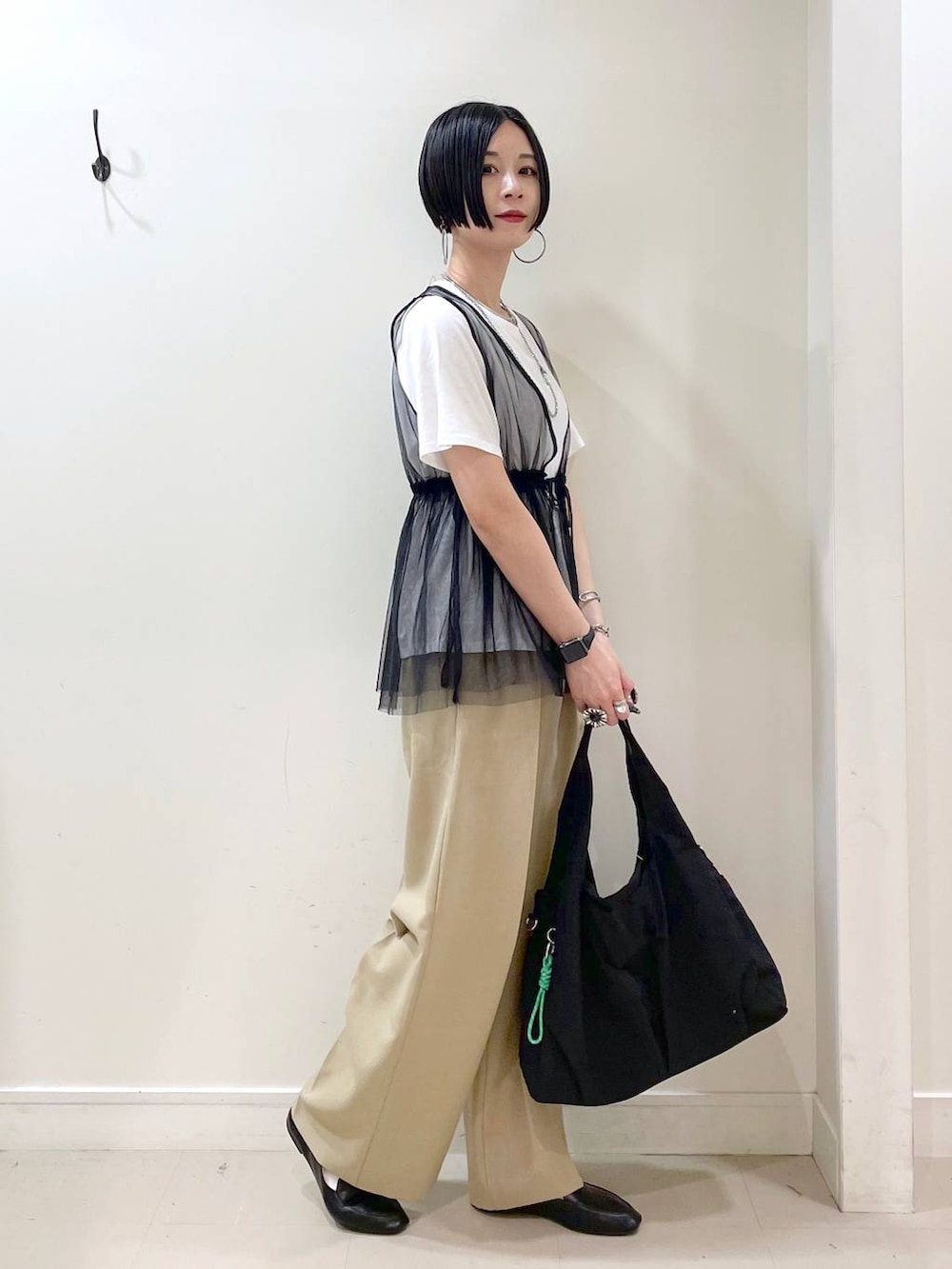 「高見え、若見え、着痩せ・細見え、ママコーデ、楽ちんコーデ、普通_GLOBAL WORK、高身長、体型カバー、GLOBAL WORK、シンプルコーデ、大人カジュアル、Tシャツ、パンツ、ワイドパンツ、ネックレス」|「GLOBAL WORKのらくっション踏めるバブーシュ/136007(その他シューズ、ブラック系)」を使った、るんるんさん(レディース・168cm)の春コーディネートの3枚目の写真