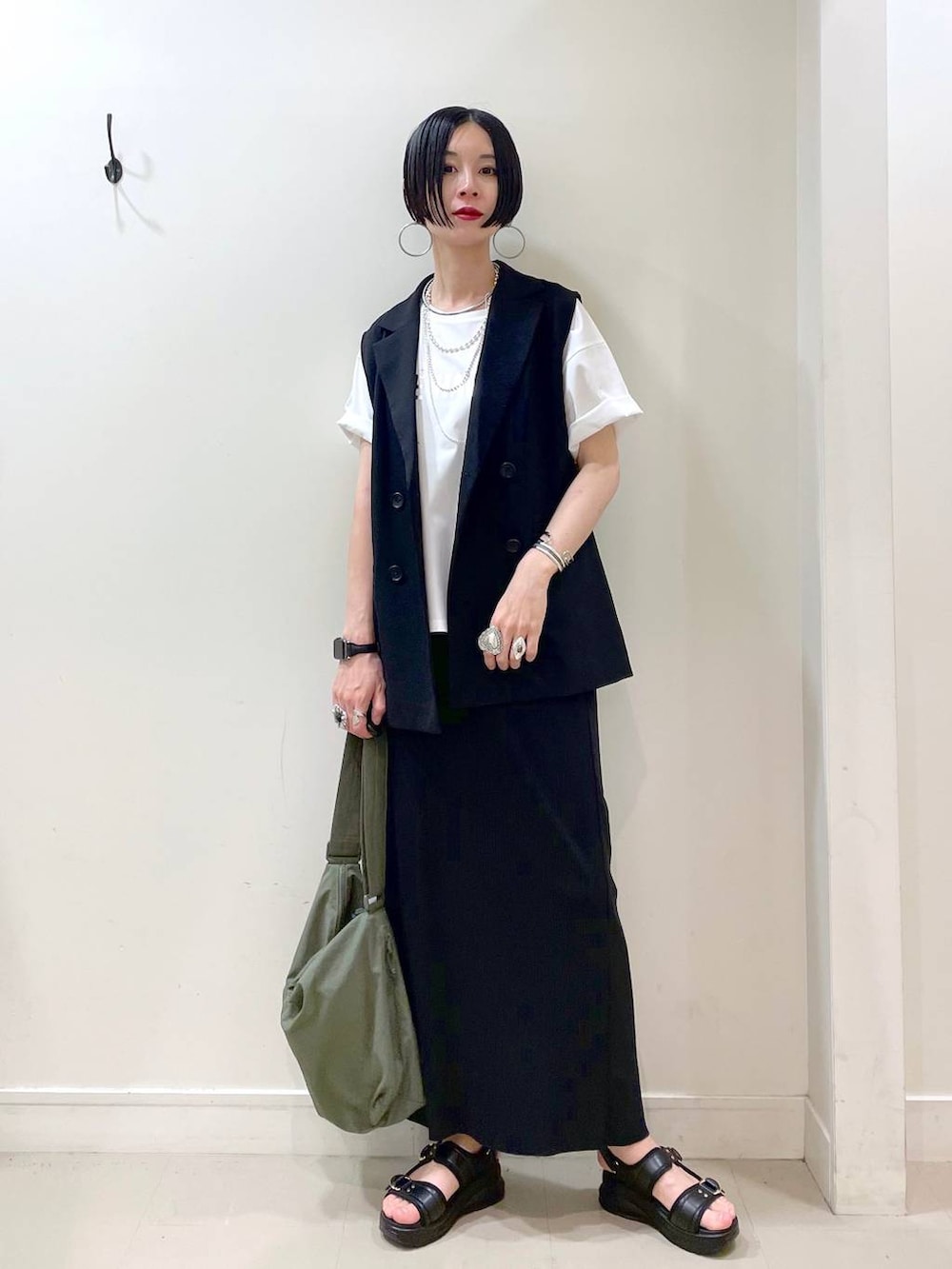 「高見え、若見え、着痩せ・細見え、ママコーデ、楽ちんコーデ、普通_GLOBAL WORK、高身長、体型カバー、GLOBAL WORK、シンプルコーデ、大人カジュアル、Tシャツ、ベスト、スカート、ネックレス」|「GLOBAL WORKのリッチクリーンプリントT半袖/147640(Tシャツ/カットソー、ホワイト系)」を使った、るんるんさん(レディース・168cm)の夏コーディネートの2枚目の写真
