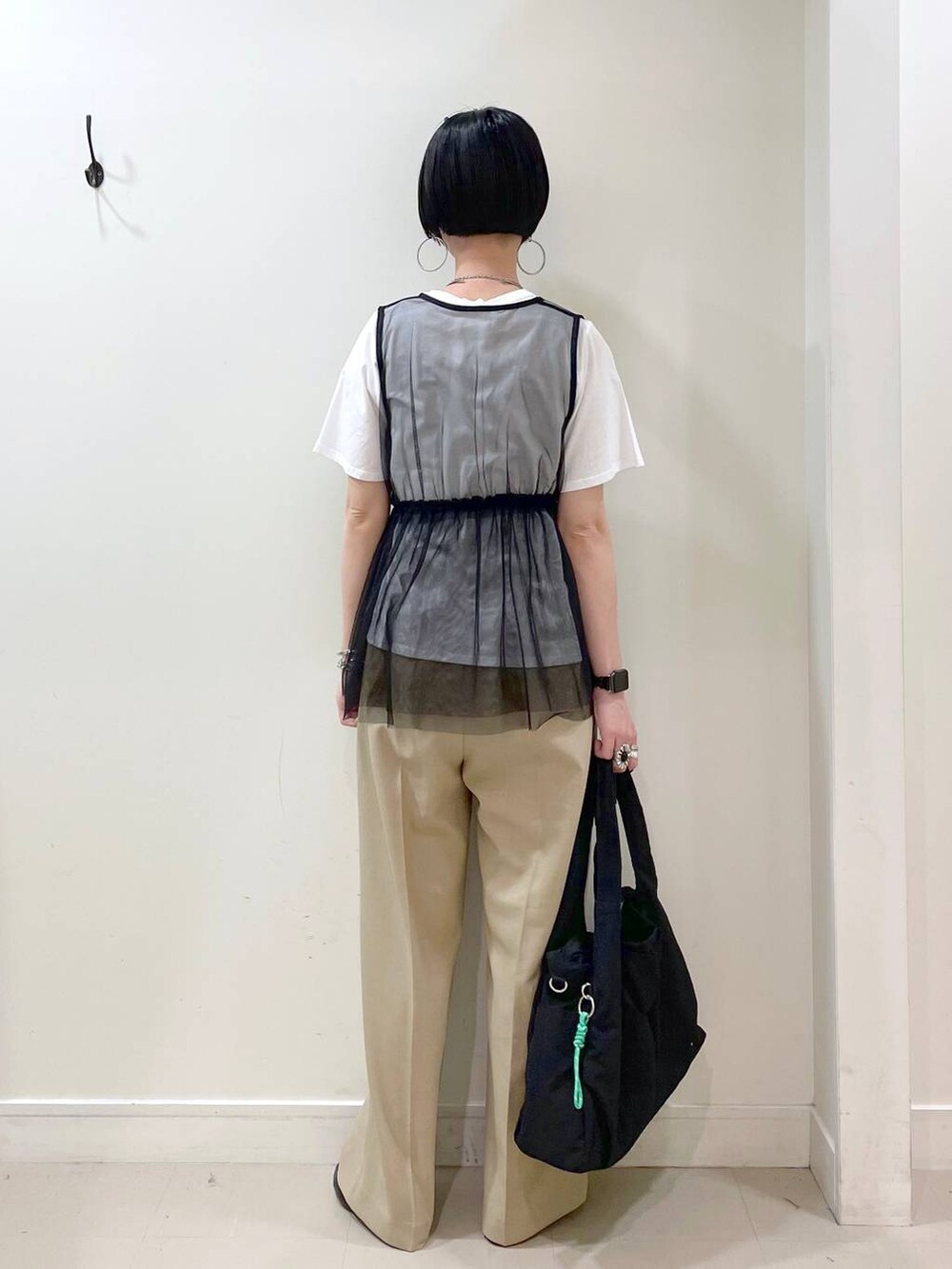 「高見え、若見え、着痩せ・細見え、ママコーデ、楽ちんコーデ、普通_GLOBAL WORK、高身長、体型カバー、GLOBAL WORK、シンプルコーデ、大人カジュアル、Tシャツ、パンツ、ワイドパンツ、ネックレス」|「GLOBAL WORKのらくっション踏めるバブーシュ/136007(その他シューズ、ブラック系)」を使った、るんるんさん(レディース・168cm)の春コーディネートの5枚目の写真