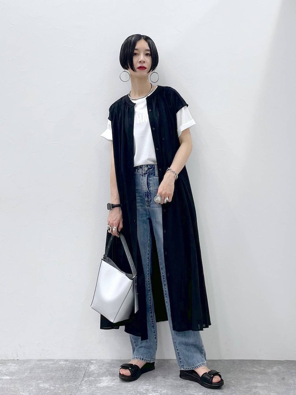 「大人カジュアル、高見え、若見え、着痩せ・細見え、ママコーデ、楽ちんコーデ、普通_GLOBAL WORK、高身長、体型カバー、GLOBAL WORK、シンプルコーデ、Tシャツ、ベスト、デニムパンツ、パンツ」|「GLOBAL WORKのリッチクリーンプリントT半袖/147640(Tシャツ/カットソー、ホワイト系)」を使った、るんるんさん(レディース・168cm)の夏コーディネートの5枚目の写真