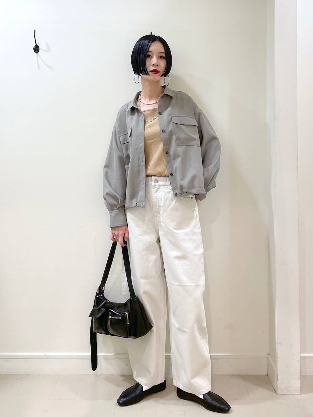 「シャツ、タンクトップ、パンツ、GOOD DENIM_GLOBAL WORK、デニムパンツ、ネックレス、ショルダーバッグ、バッグ、春コーデ、高見え、若見え、着痩せ・細見え、ママコーデ、楽ちんコーデ、普通_GLOBAL WORK」|「GLOBAL WORKのらくっション踏めるバブーシュ/136007(その他シューズ、ブラック系)」を使った、るんるんさん(レディース・168cm)の春コーディネートの6枚目の写真
