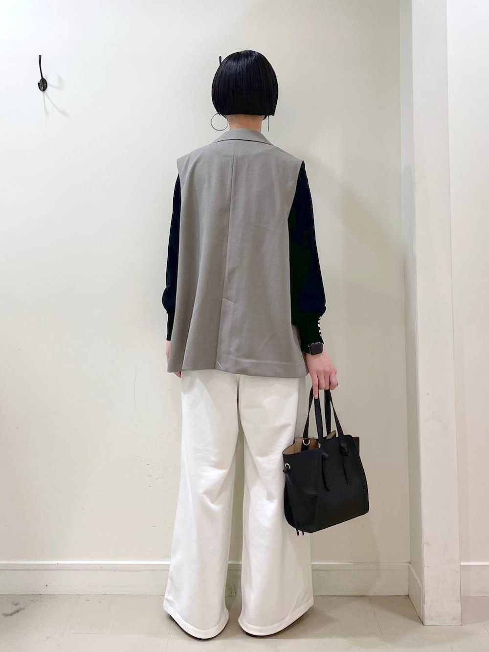 「高見え、若見え、着痩せ・細見え、ママコーデ、普通_GLOBAL WORK、高身長、GLOBAL WORK、ベスト、ニット、春コーデ、春服みてみて、ワイドパンツ、スウェットパンツ、パンツ、スウェット」|「GLOBAL WORKのらくっション踏めるバブーシュ/136007(その他シューズ、ブラック系)」を使った、るんるんさん(レディース・168cm)の春コーディネートの4枚目の写真