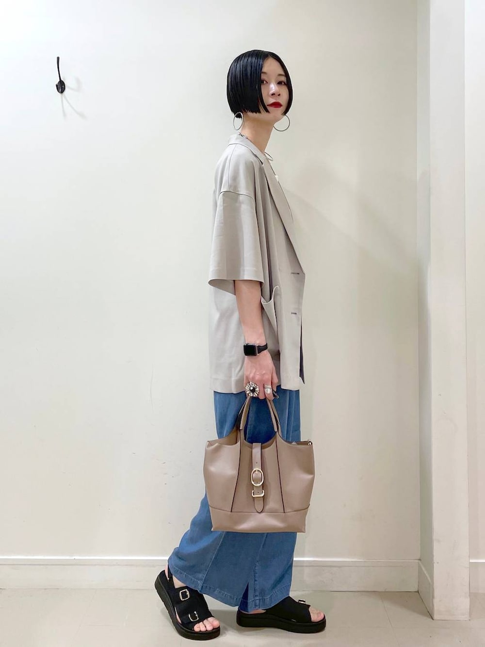 「高見え、若見え、着痩せ・細見え、ママコーデ、楽ちんコーデ、普通_GLOBAL WORK、高身長、体型カバー、GLOBAL WORK、シンプルコーデ、大人カジュアル、ジャケット、タンクトップ、ワイドパンツ、パンツ」|「GLOBAL WORKのスペ軽バックル2WAYBAG/248209(ショルダーバッグ、ベージュ系)」を使った、るんるんさん(レディース・168cm)の春コーディネートの3枚目の写真