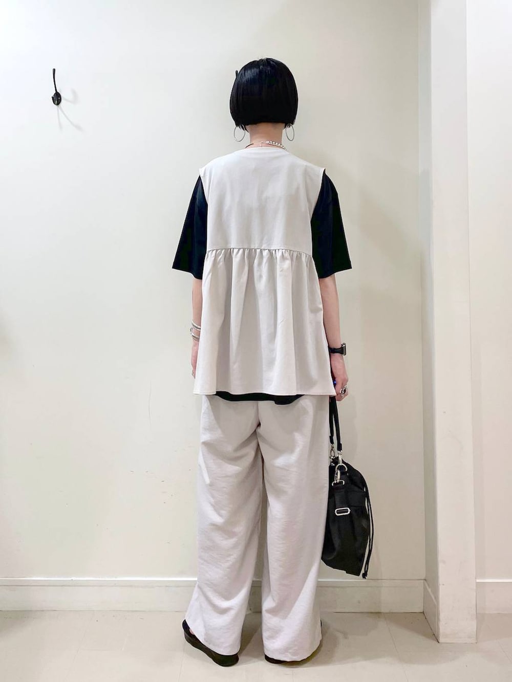 「高見え、若見え、着痩せ・細見え、ママコーデ、楽ちんコーデ、普通_GLOBAL WORK、高身長、体型カバー、GLOBAL WORK、シンプルコーデ、大人カジュアル、Tシャツ、ベスト、ワイドパンツ、パンツ」|「GLOBAL WORKの撥水軽量2WAYバッグ/137590(ショルダーバッグ、ブラック系)」を使った、るんるんさん(レディース・168cm)の夏コーディネートの4枚目の写真