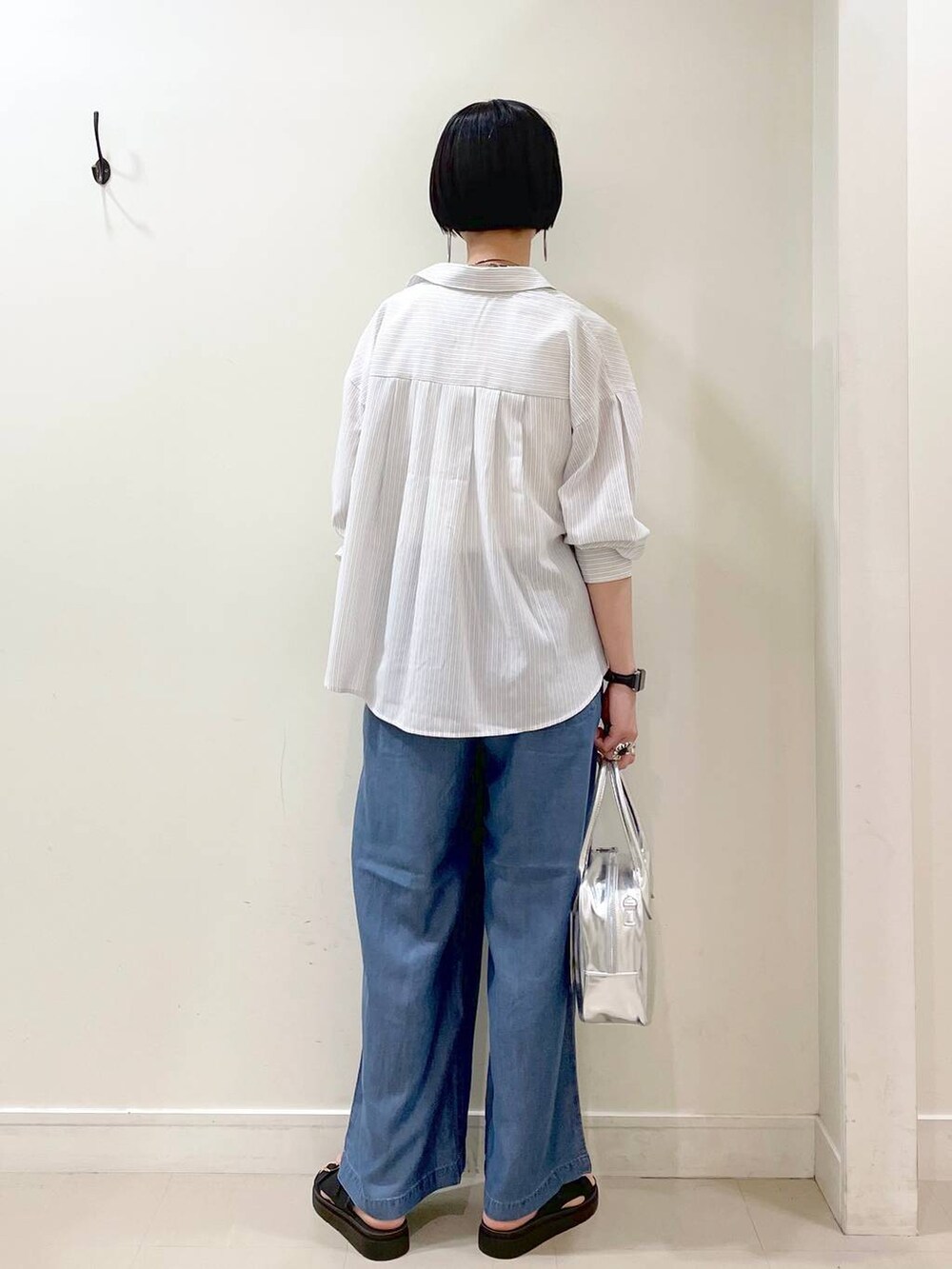「高見え、若見え、着痩せ・細見え、ママコーデ、楽ちんコーデ、普通_GLOBAL WORK、高身長、体型カバー、GLOBAL WORK、シンプルコーデ、大人カジュアル、シャツ、タンクトップ、ワイドパンツ、パンツ」|「GLOBAL WORKのスペ軽2WAYスクエアボストン/252305(ボストンバッグ、グレー系)」を使った、るんるんさん(レディース・168cm)の春コーディネートの5枚目の写真