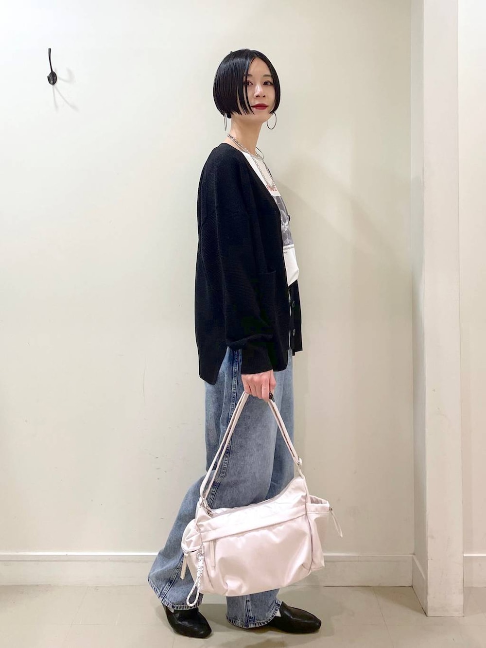 「楽ちんコーデ、普通_GLOBAL WORK、高身長、体型カバー、シンプルコーデ、マウンテンパーカー、アウター、春コーデ、カーディガン、Tシャツ、ネックレス、高見え、若見え、着痩せ・細見え、ママコーデ」|「GLOBAL WORKのGOODデニムバギーパンツ/118365(デニムパンツ、ブルー系)」を使った、るんるんさん(レディース・168cm)の春コーディネートの8枚目の写真