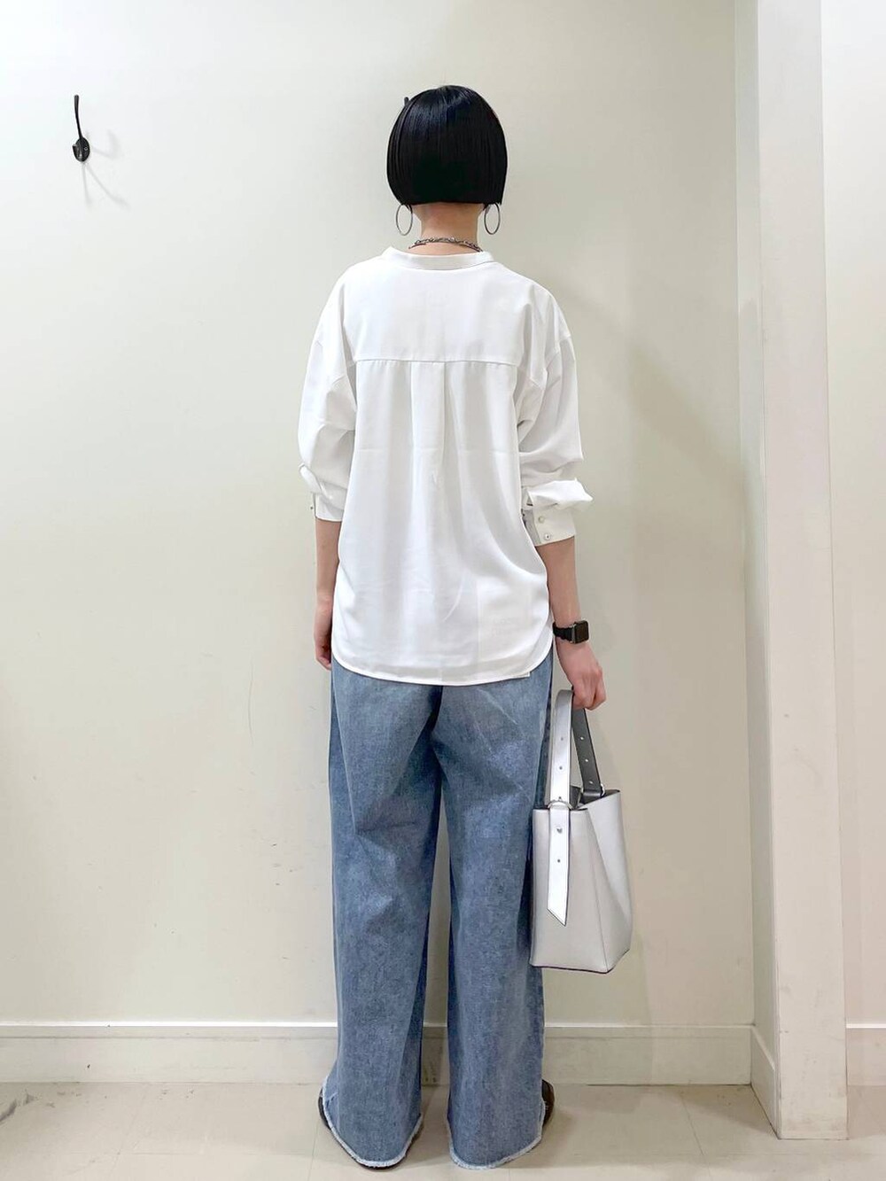 「GLOBAL WORK、高見え、若見え、着痩せ・細見え、ママコーデ、普通_GLOBAL WORK、高身長、トレンチコート、コート、ブラウス、デニムパンツ、パンツ、楽ちんコーデ、体型カバー、ワイドパンツ」|「GLOBAL WORKのらくっション踏めるバブーシュ/136007(その他シューズ、ブラック系)」を使った、るんるんさん(レディース・168cm)の春コーディネートの9枚目の写真