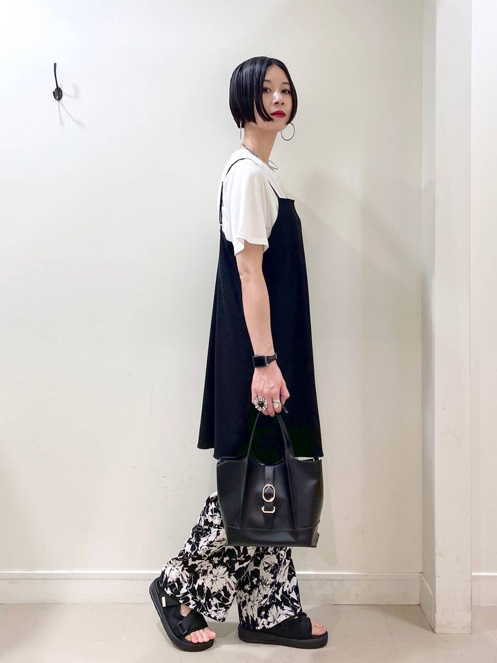 「高見え、若見え、着痩せ・細見え、ママコーデ、楽ちんコーデ、普通_GLOBAL WORK、高身長、体型カバー、GLOBAL WORK、シンプルコーデ、大人カジュアル、Tシャツ、キャミソール、ワイドパンツ、パンツ」｜「GLOBAL WORKのスペ軽バックル2WAYBAG/248209（ショルダーバッグ、ブラック系）」を使った、るんるんさん（レディース・168cm）の夏コーディネートの3枚目の写真