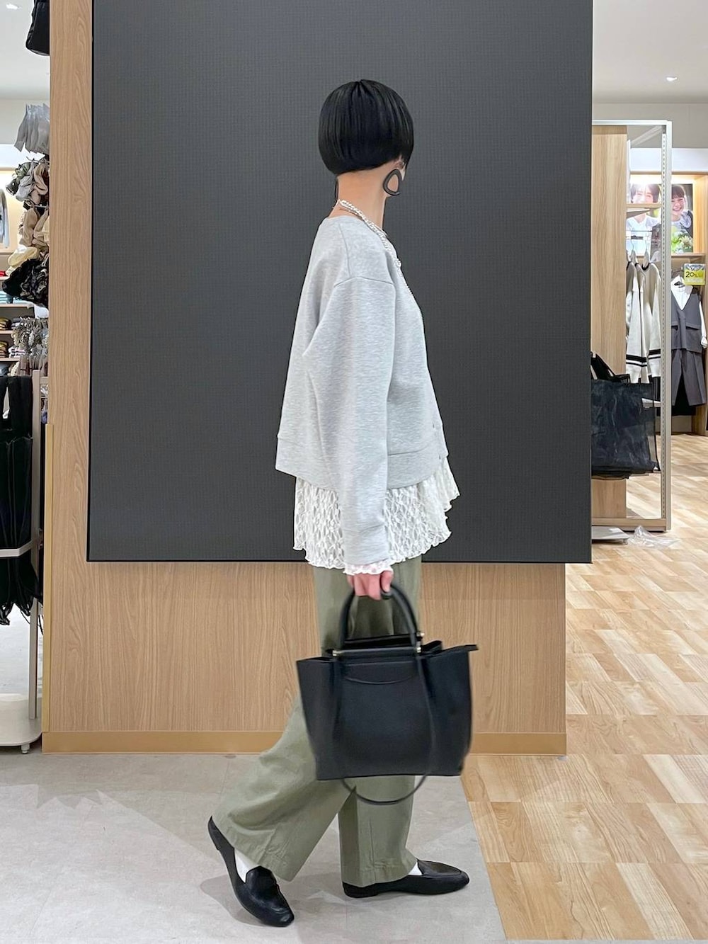 ブラック系のその他シューズ、ブラック系のトートバッグ、グレー系のカーディガン/ボレロを着用したレディースの春コーディネートの3枚目の写真