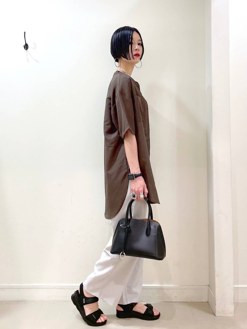 「高見え、若見え、着痩せ・細見え、ママコーデ、楽ちんコーデ、普通_GLOBAL WORK、高身長、体型カバー、GLOBAL WORK、シンプルコーデ、大人カジュアル、シャツ、キャミソール、ワイドパンツ、パンツ」｜「GLOBAL WORKのアップルウォッチ/合皮バンド/160631（デジタル腕時計、ブラック系）」を使った、るんるんさん（レディース・168cm）の夏コーディネートの4枚目の写真
