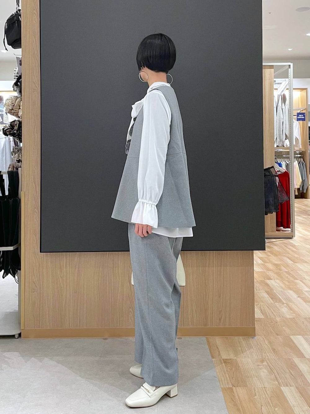 ベージュ系のローファー、ホワイト系のショルダーバッグ、グレー系のその他パンツを着用したレディースの冬コーディネートの3枚目の写真