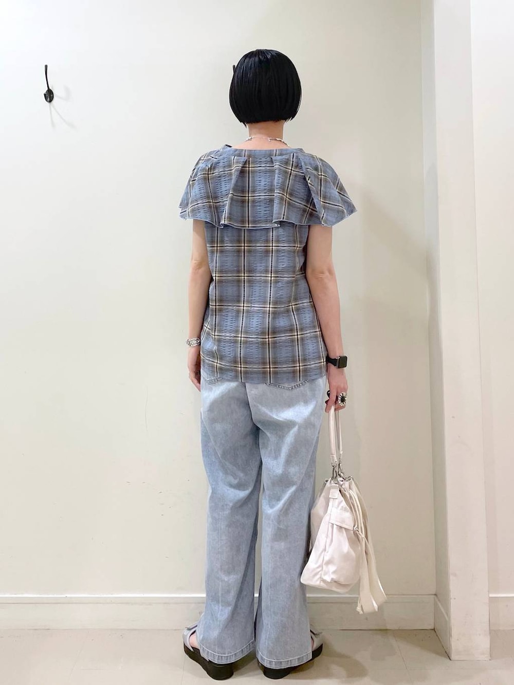 「高見え、若見え、着痩せ・細見え、ママコーデ、楽ちんコーデ、普通_GLOBAL WORK、高身長、体型カバー、GLOBAL WORK、シンプルコーデ、大人カジュアル、ブラウス、カップ付きインナー、キャミソール、デニムパンツ」｜「GLOBAL WORKの撥水軽量2WAYバッグ/137590（ショルダーバッグ、ホワイト系）」を使った、るんるんさん（レディース・168cm）の夏コーディネートの4枚目の写真